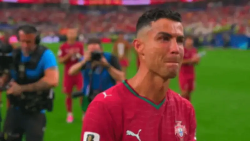 Ronaldo khóc nức nở chia tay World Cup sau thất bại trước Tây Ban Nha