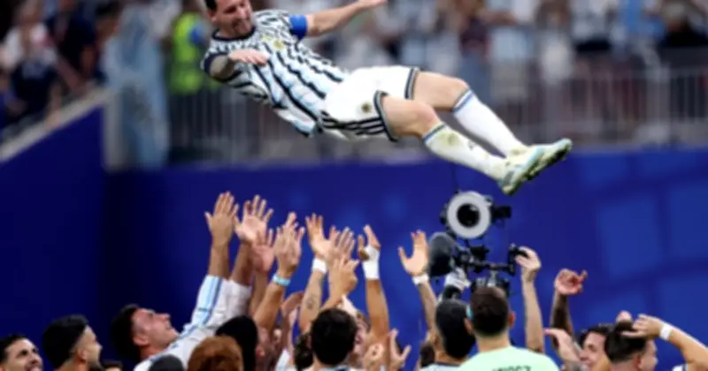 Roy Keane ca ngợi tinh thần chiến đấu đường phố của Argentina sau màn lội ngược dòng lịch sử