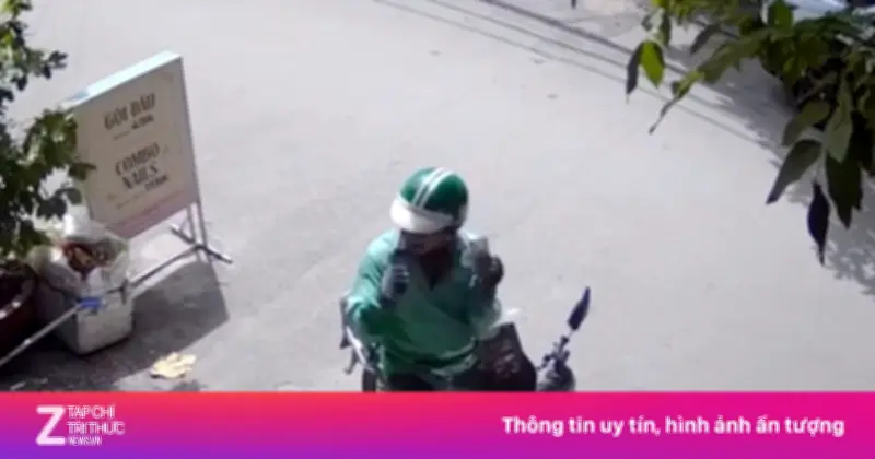 Shipper vui mừng khi được khách boa thêm 7.000 đồng giữa trưa nắng