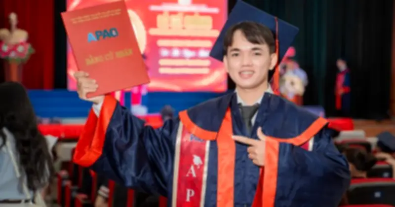 Sinh viên giỏi toàn khóa gửi tấm bằng đến mẹ đã khuất