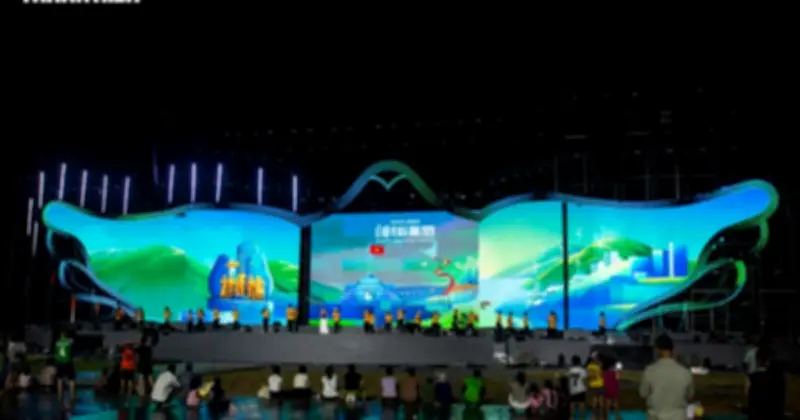 Sân khấu 'cánh chim hòa bình' bên dòng Bến Hải tại Lễ hội Vì hòa bình 2026