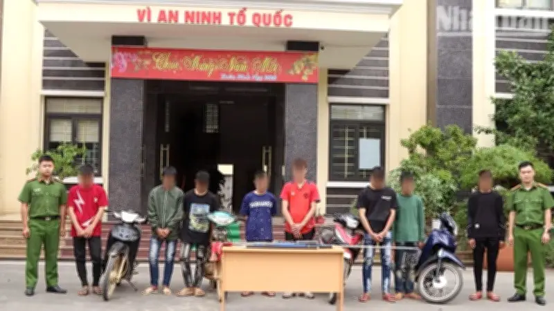 Sơn La: Triệu tập 8 thanh thiếu niên tụ tập mang súng, kiếm gây rối trên đường