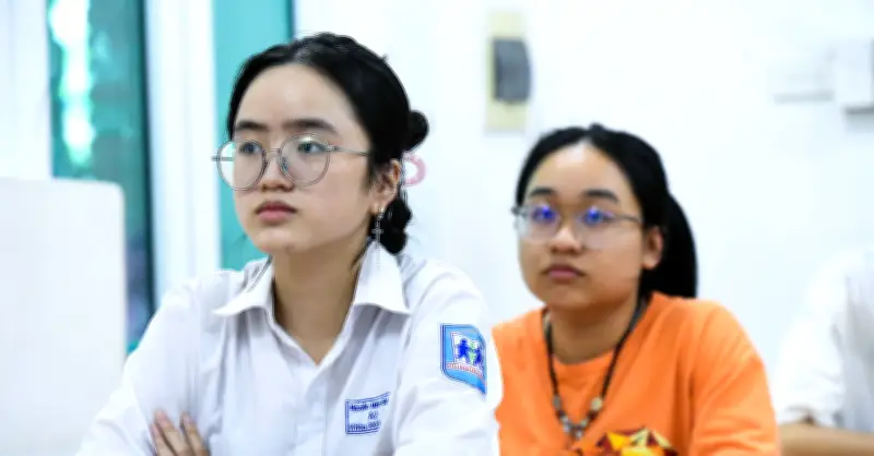 So sánh phổ điểm thi tốt nghiệp THPT môn Tiếng Anh năm 2026 với các năm trước