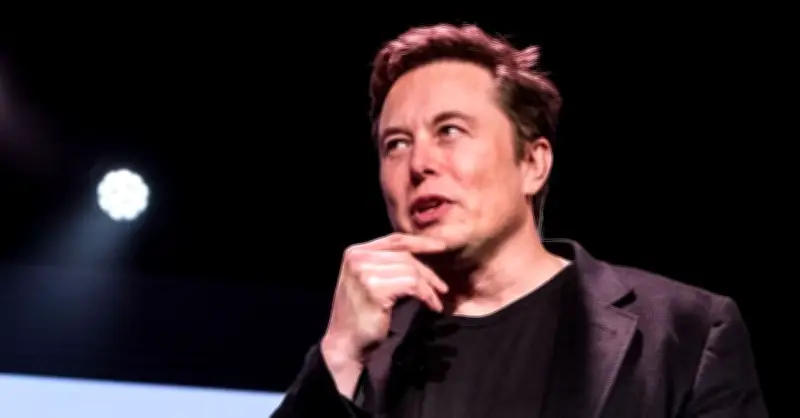 SpaceX bí mật phát triển thiết bị AI mỏng hơn iPhone, Elon Musk bác bỏ