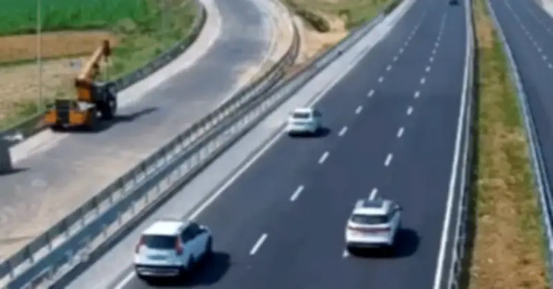 SUV cháy tốc độ cao tông trúng xe con đang lùi trên cao tốc, 7 người thương vong