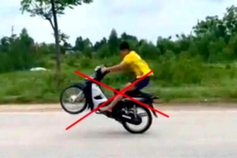 Tịch thu xe máy của thanh niên biểu diễn bốc đầu