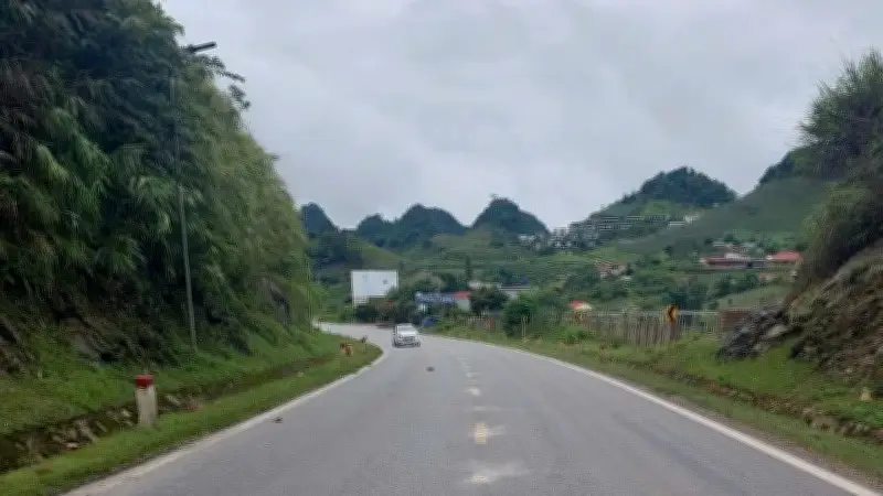 Thí điểm đinh phản quang năng lượng mặt trời trên Quốc lộ 6 tại Sơn La