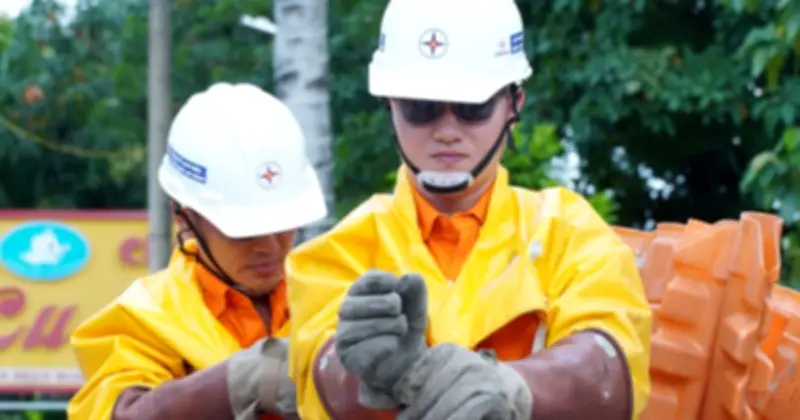 Thợ điện live-line: Làm việc giữa dòng điện để giữ ánh sáng cho thành phố