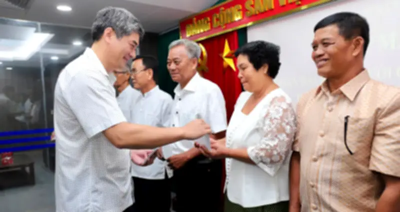 Thứ trưởng Y Vinh Tơr gặp mặt Người có uy tín tỉnh Vĩnh Long