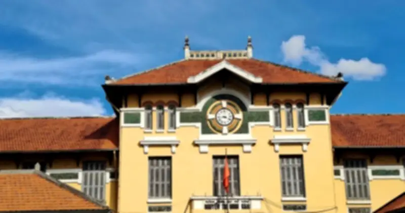 Tháp đồng hồ trăm tuổi trên mái trường xưa ở TP.HCM
