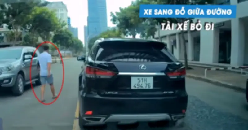 Tài xế Lexus RX350 đỗ xe giữa đường rồi bỏ đi ở TP.HCM gây bức xúc
