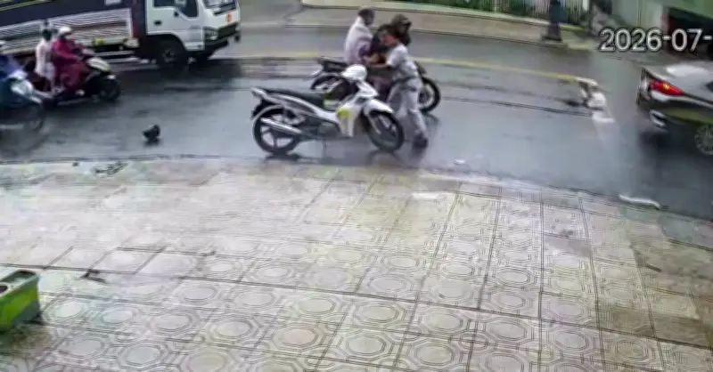 Tấn công người đi đường đang dừng đèn đỏ để cướp xe máy ở Bảo Lộc