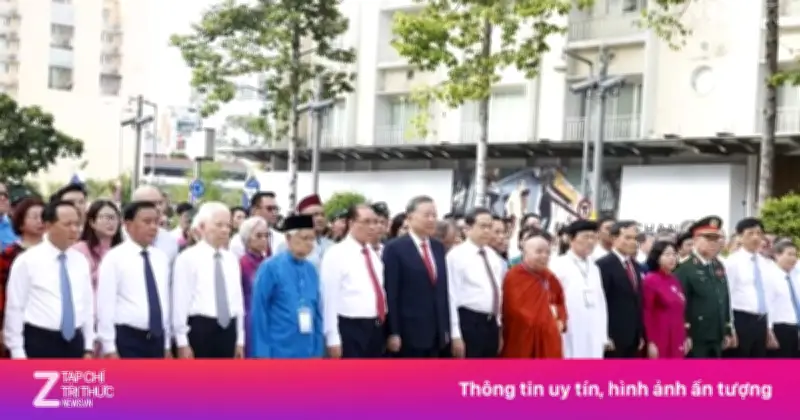 Tổng Bí thư, Chủ tịch nước Tô Lâm dâng hoa kỷ niệm 50 năm TP.HCM mang tên Bác