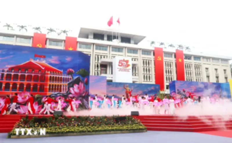 Tổng Bí thư Tô Lâm dâng hoa kỷ niệm 50 năm TP HCM mang tên Bác