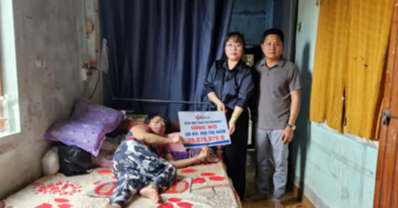 Trao hơn 39 triệu đồng đến bà Bùi Thị Năm nằm liệt giường 12 năm