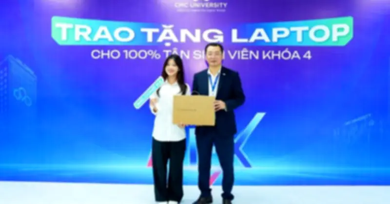 Trường đại học CMC tặng máy tính bảng, học bổng 96 tỉ đồng cho tân sinh viên