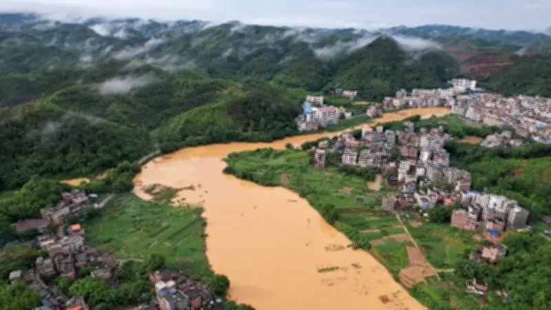 Trung Quốc kích hoạt ứng phó khẩn cấp khi áp thấp nhiệt đới mạnh lên thành bão