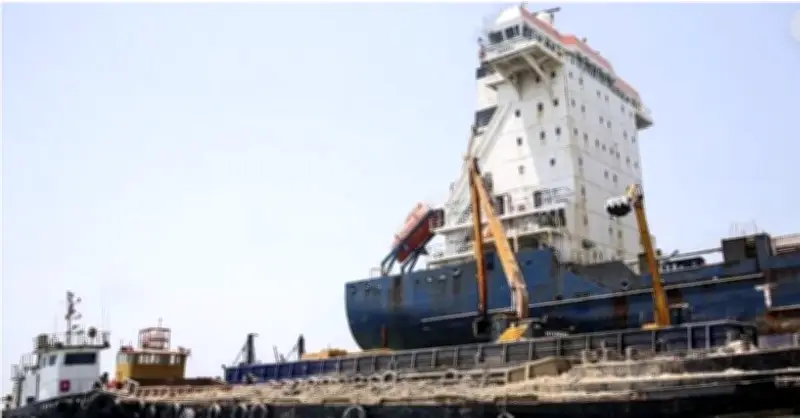 Tàu nước ngoài gặp nạn vì đi chệch khỏi tuyến đường Iran chỉ định