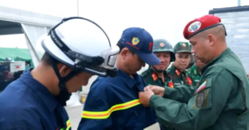 Venezuela trao huy chương 'Anh hùng Venezuela' cho đoàn cứu hộ Việt Nam