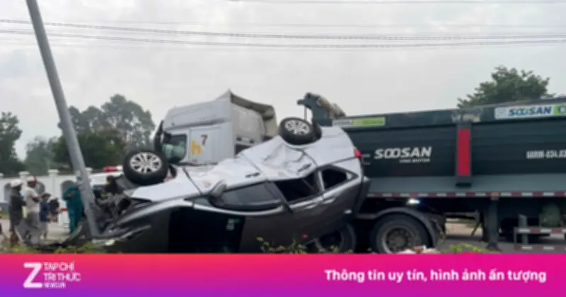 Xe 7 chỗ lật sau va chạm xe ben, 1 người chết, nhiều người bị thương