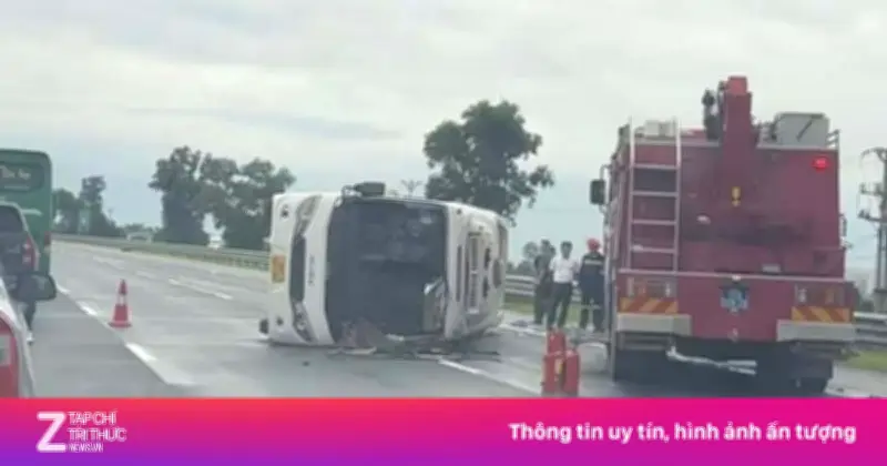Xe khách lật ngang trên cao tốc Hải Phòng, 1 người tử vong