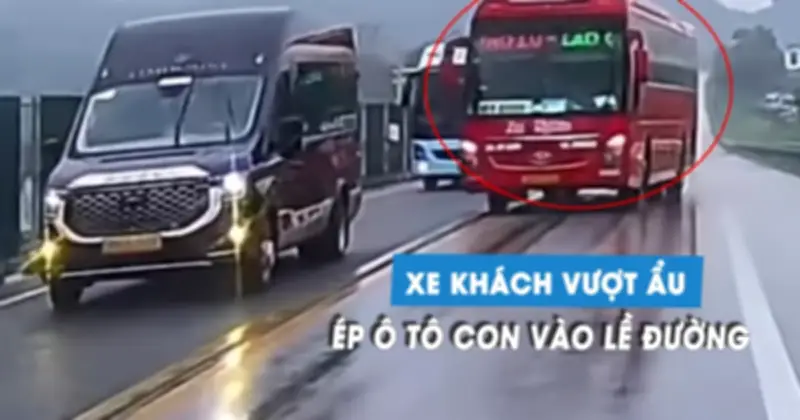 Xe khách vượt ẩu ép ô tô con vào lề cao tốc Nội Bài - Lào Cai