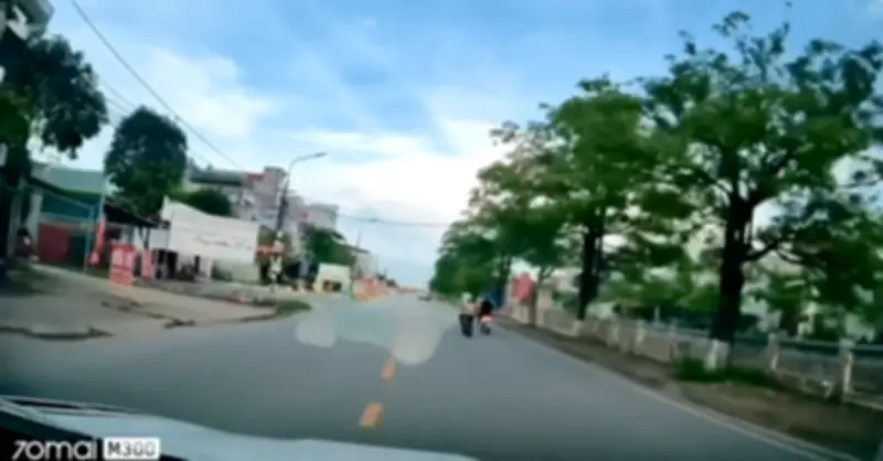 Xe đạp điện tắt đầu xe khác, em bé ngồi sau ngã ngửa ra đường