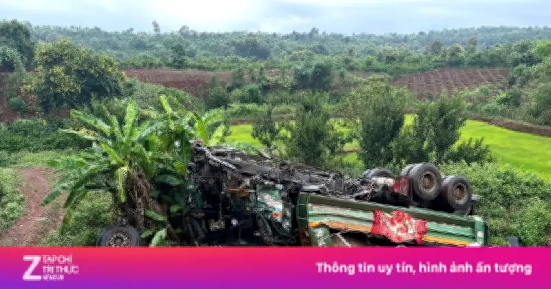 Xe tải tông gãy lan can cầu Ia Rơ Nhing, lao xuống vực sâu 15m