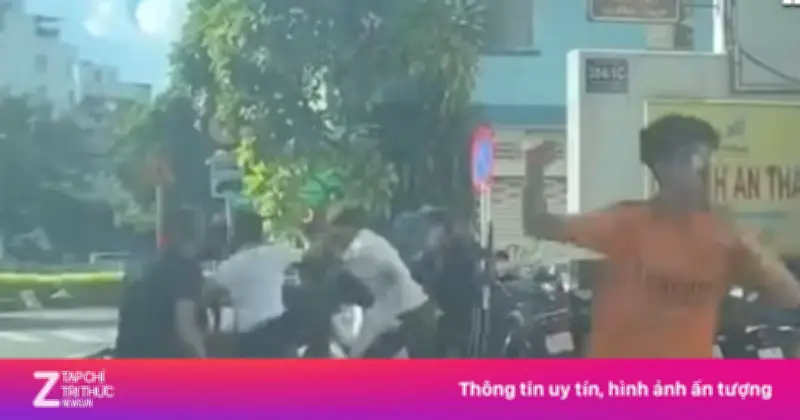 Xôn xao clip nhóm thanh niên đánh hội đồng trên đường phố TP.HCM