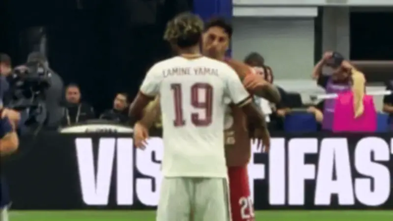 Yamal ôm Ronaldo và Cancelo sau trận gây xúc động mạnh