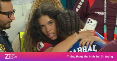 Cô gái khiến hậu vệ Cape Verde chạy lên khán đài ăn mừng là ai?