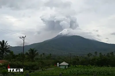 Indonesia nâng cảnh báo núi lửa Anak Krakatau lên mức cao nhất
