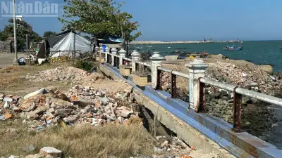 Đắk Lắk: Người dân đổ xà bần xuống biển tại bờ kè Bạch Đằng, gây ô nhiễm