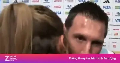 Nữ phóng viên hôn má Messi gây sốt sau chiến thắng Argentina