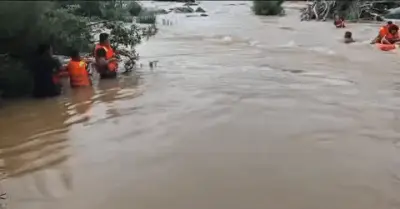 Nữ sinh 11 tuổi mắc kẹt trên tảng đá giữa sông khi đi tắm cùng bạn