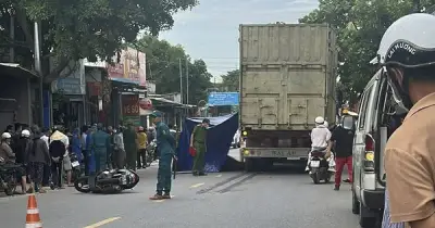 Va chạm giữa 2 xe máy và xe đầu kéo tại Quảng Ngãi, 1 phụ nữ tử vong