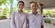Bố mẹ đi làm công nhân xa nhà, nữ sinh gọi điện báo tin con đỗ thủ khoa