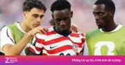 Balogun ghi bàn rồi nhận thẻ đỏ, tái hiện thành tích của Zidane và Ronaldinho