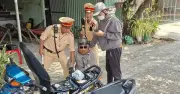 Bắt nhóm làm vé số giả lừa người bán dạo tại TP.HCM