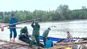 Cà Mau: Bộ đội biên phòng giúp dân khắc phục sạt lở đất ven sông