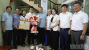 Chủ tịch tỉnh Hưng Yên chúc mừng thủ khoa A01 đạt 29,75 điểm