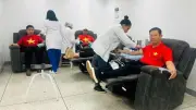 Cán bộ Đại sứ quán Việt Nam tại Venezuela hiến máu cứu nạn nhân động đất