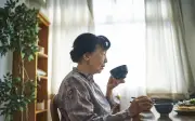 Con cái hiếu thảo đưa mẹ vào viện dưỡng lão, một năm sau mẹ thay đổi suy nghĩ