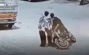 Dàn cảnh ngã xe để cướp điện thoại ở Hyderabad gây phẫn nộ