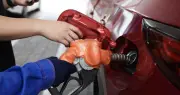 Giá xăng dầu giảm mạnh từ 16h hôm nay, xăng E10 còn 20.415 đồng/lít