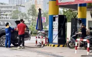 Giá xăng dầu đồng loạt giảm: Xăng E10, E5, dầu diesel còn bao nhiêu tiền một lít?