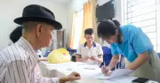 Hà Nội hướng dẫn chi trả lương hưu tại nhà cho người yếu thế