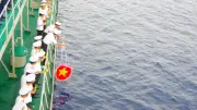 Học viên Hải quân tưởng niệm anh hùng liệt sĩ giữa biển khơi