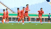 Đội tuyển Việt Nam tập luyện sôi nổi, trung vệ trẻ Quang Kiệt gây ấn tượng