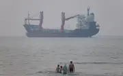 Iran cảnh báo phản ứng mạnh với tàu qua eo biển Hormuz